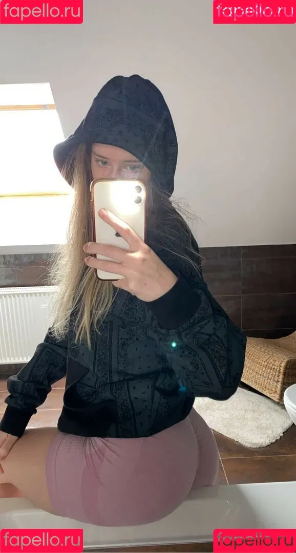 mira.004 Onlyfans Photo Gallery 