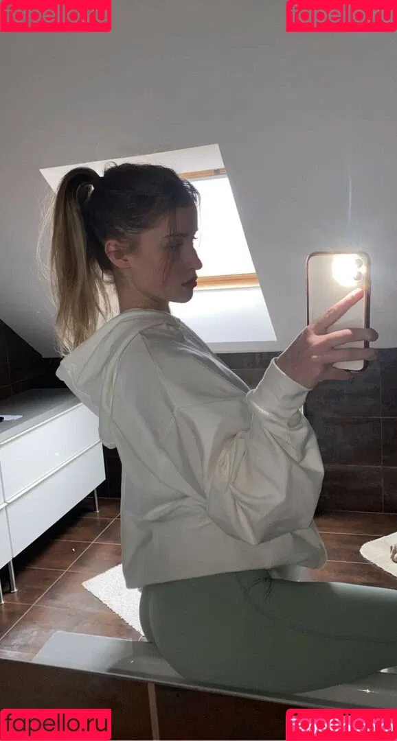mira.004 Onlyfans Photo Gallery 