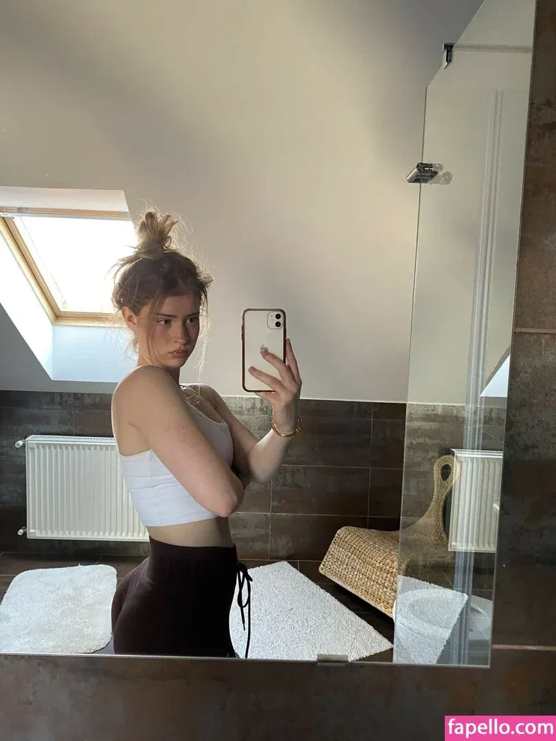 mira.004 Onlyfans Photo Gallery 