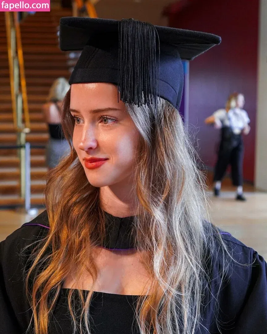 mira.004 Onlyfans Photo Gallery 