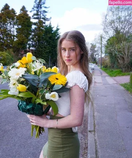 mira.004 Onlyfans Photo Gallery 