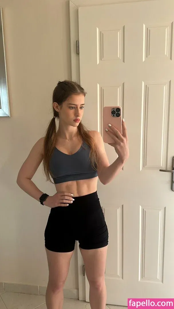 mira.004 Onlyfans Photo Gallery 