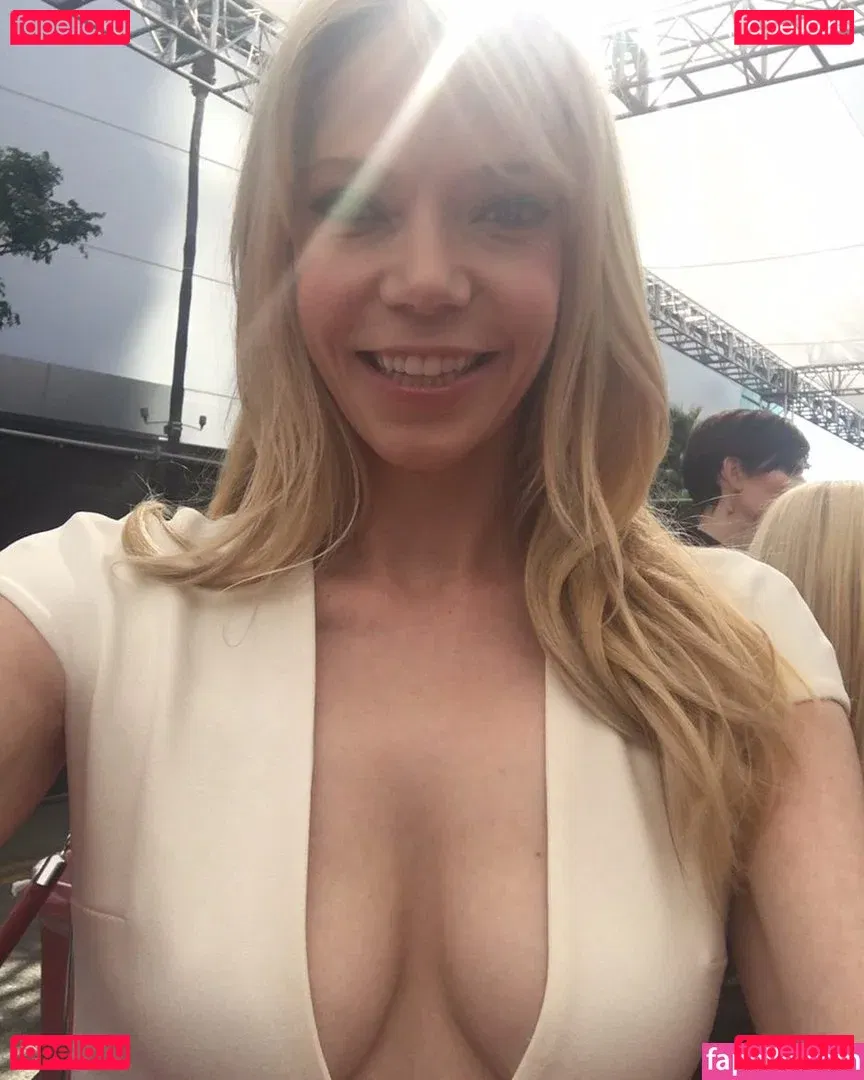 Riki Lindhome Onlyfans Photo Gallery 