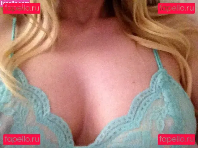 Riki Lindhome Onlyfans Photo Gallery 