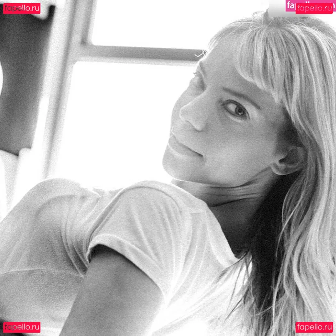 Riki Lindhome Onlyfans Photo Gallery 