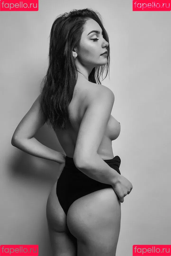 Kristina Azaronak Onlyfans Photo Gallery 