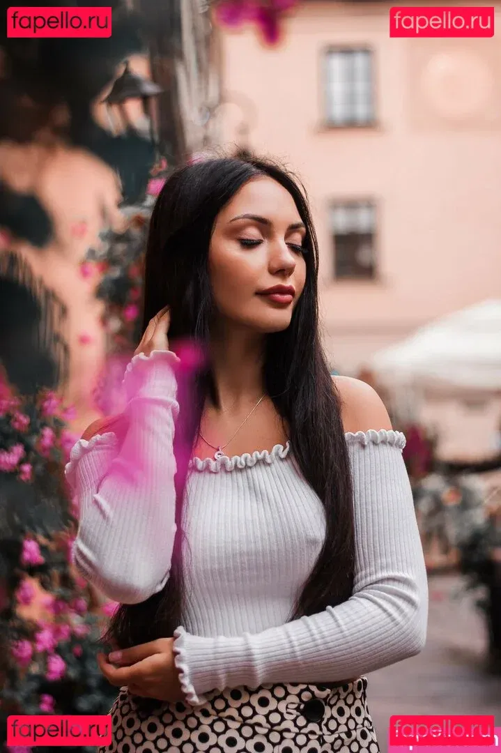 Kristina Azaronak Onlyfans Photo Gallery 