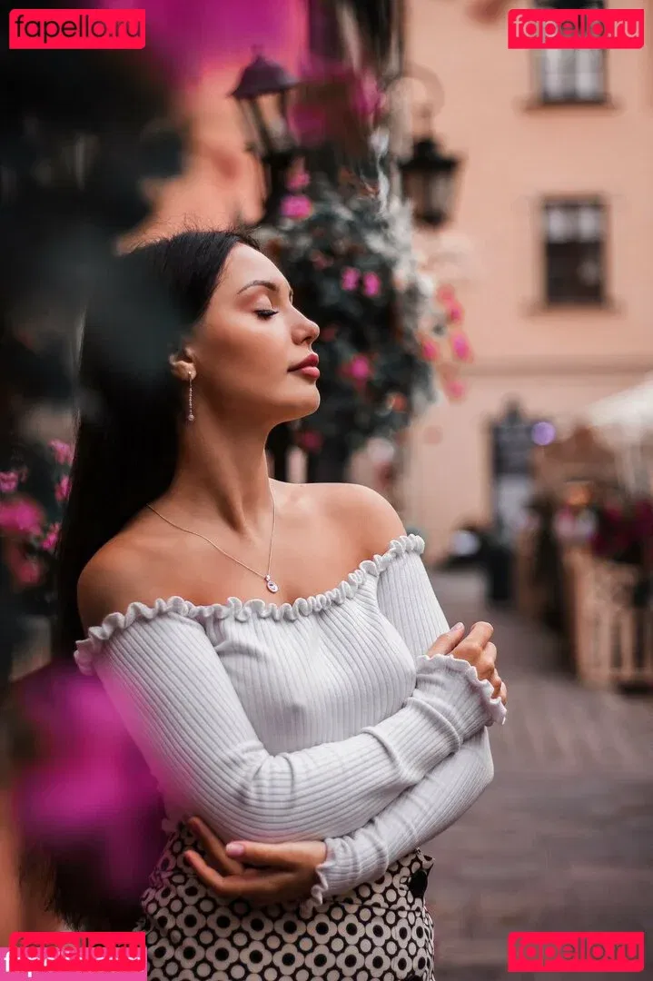 Kristina Azaronak Onlyfans Photo Gallery 