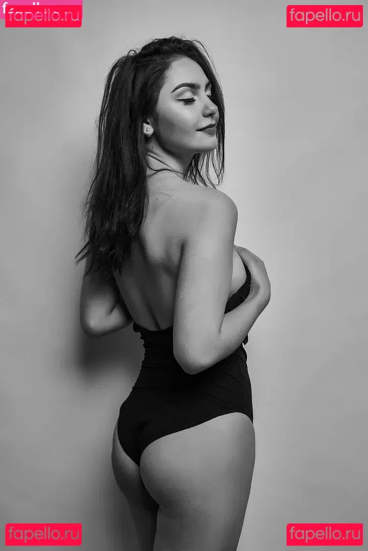 Kristina Azaronak Onlyfans Photo Gallery 