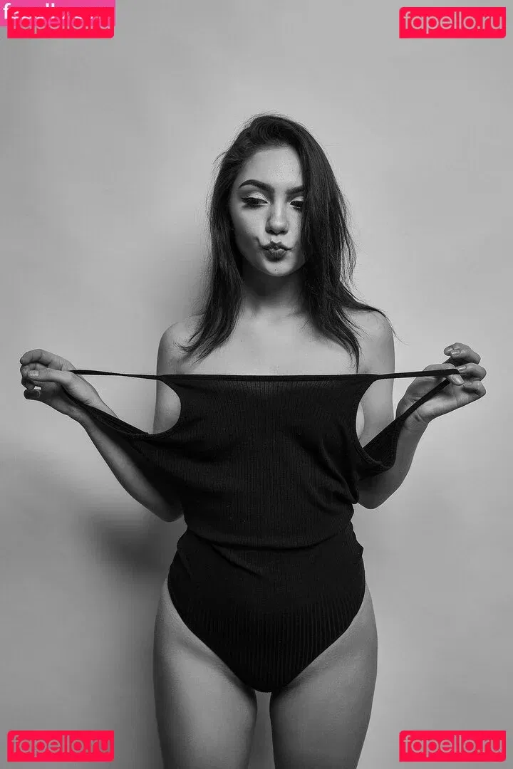 Kristina Azaronak Onlyfans Photo Gallery 