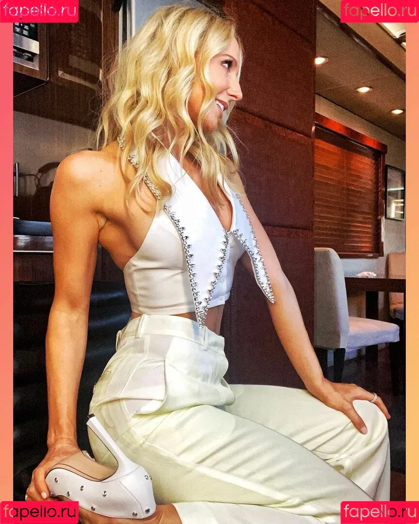Nikki Glaser Onlyfans Photo Gallery 