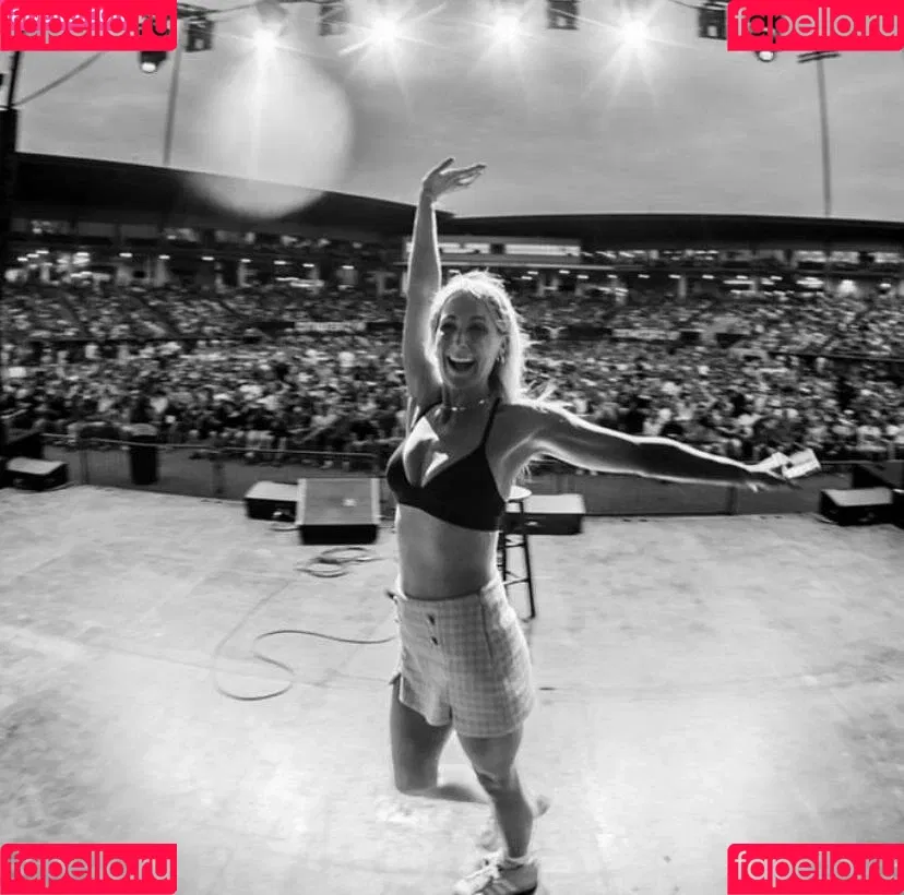 Nikki Glaser Onlyfans Photo Gallery 