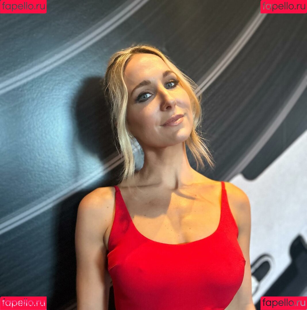 Nikki Glaser Onlyfans Photo Gallery 