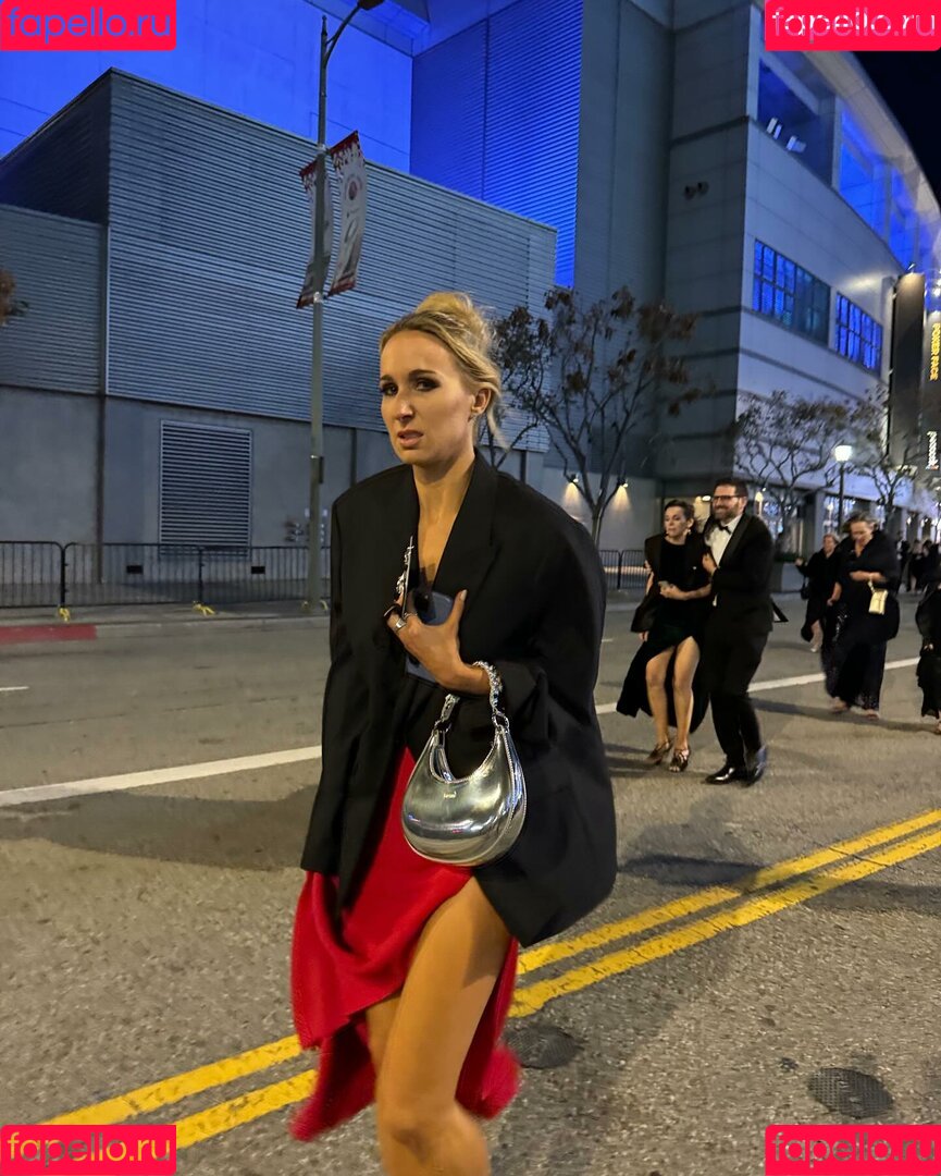 Nikki Glaser Onlyfans Photo Gallery 