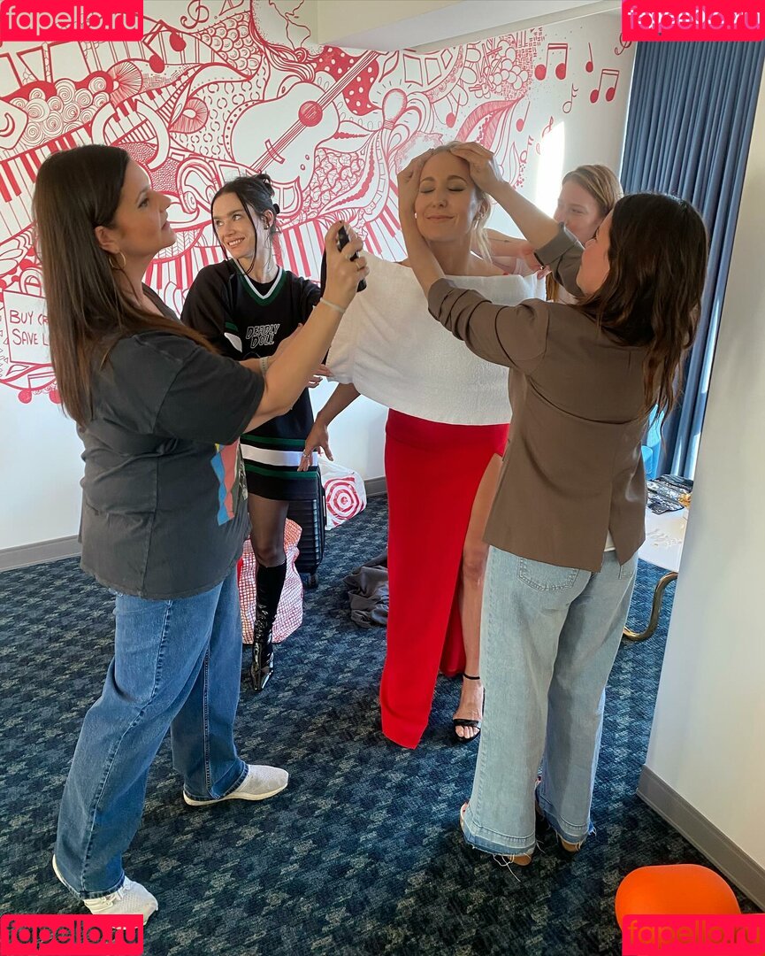 Nikki Glaser Onlyfans Photo Gallery 