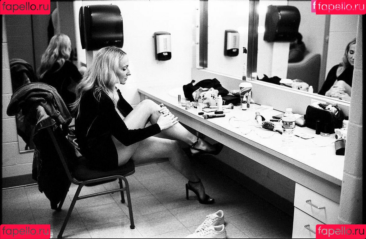 Nikki Glaser Onlyfans Photo Gallery 