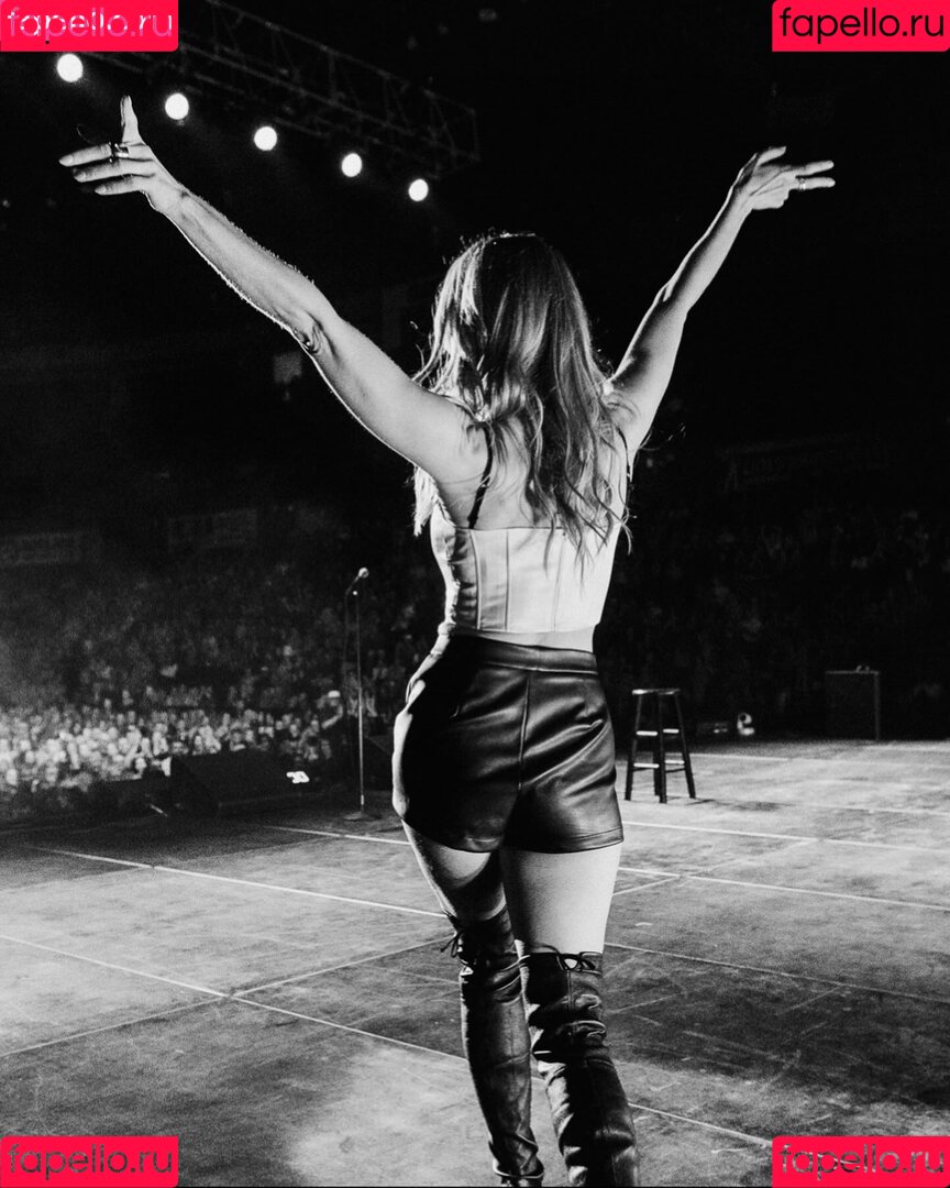 Nikki Glaser Onlyfans Photo Gallery 