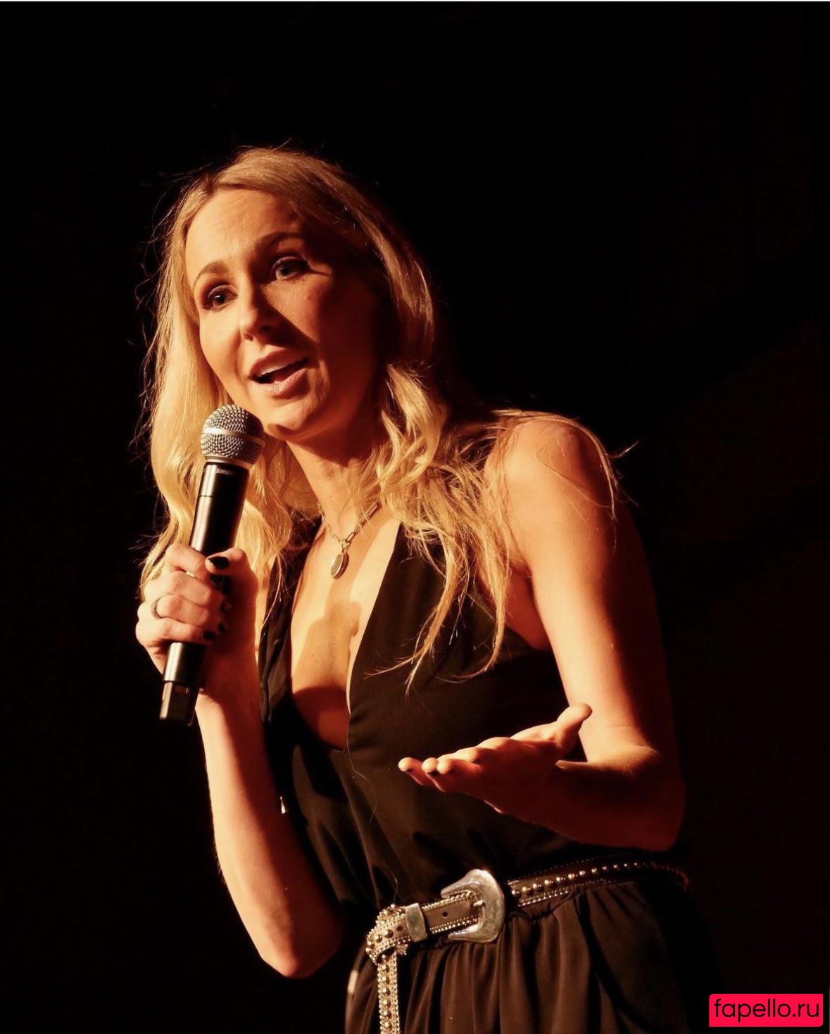 Nikki Glaser Onlyfans Photo Gallery 