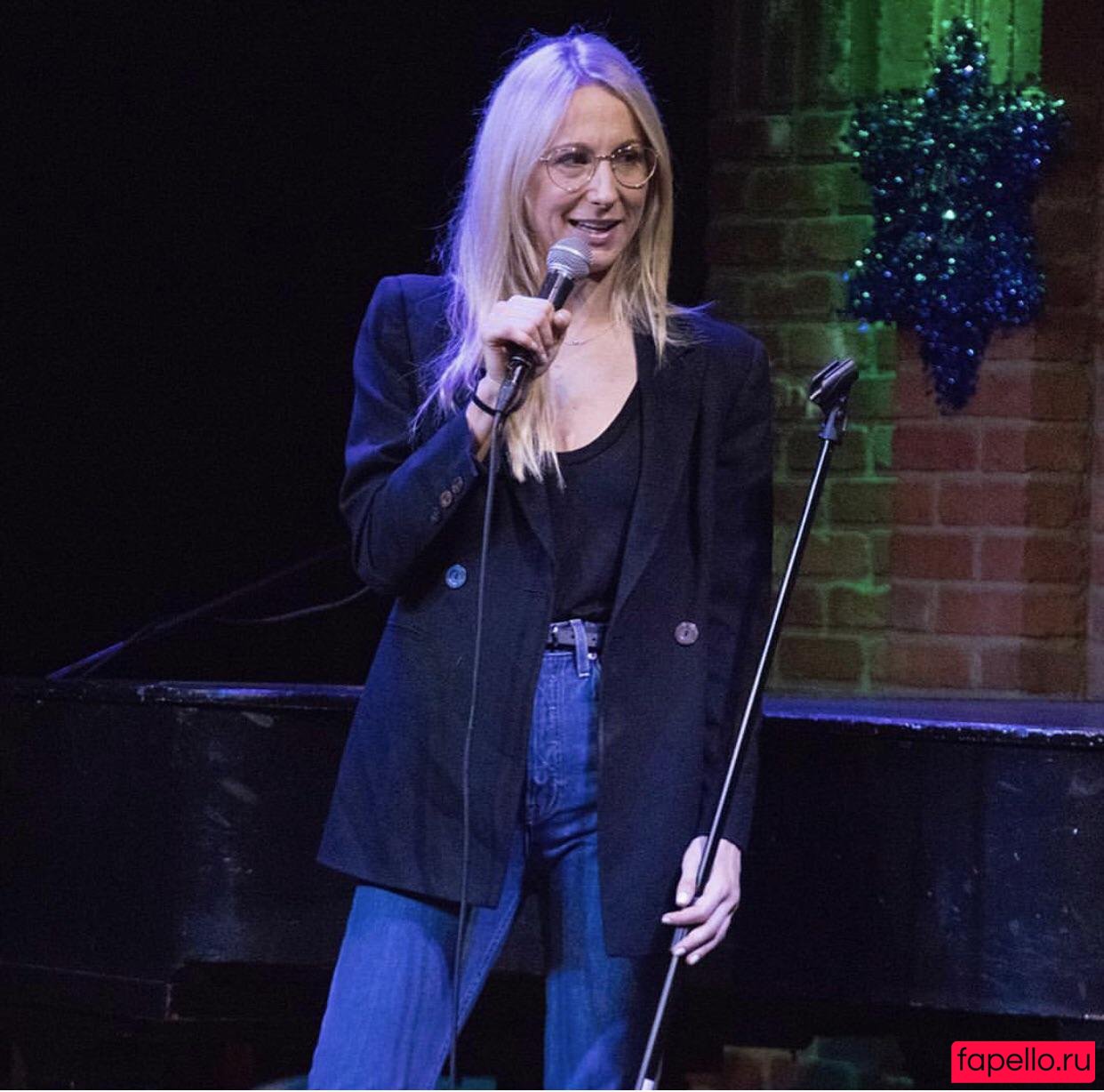 Nikki Glaser Onlyfans Photo Gallery 