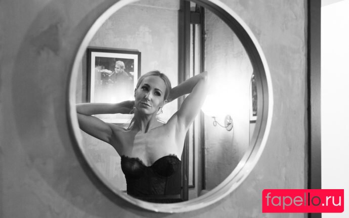 Nikki Glaser Onlyfans Photo Gallery 