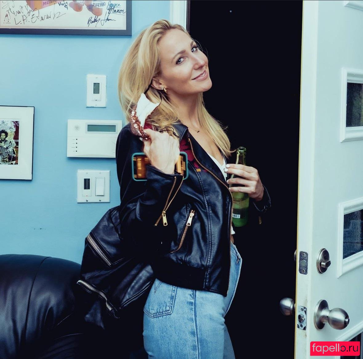 Nikki Glaser Onlyfans Photo Gallery 