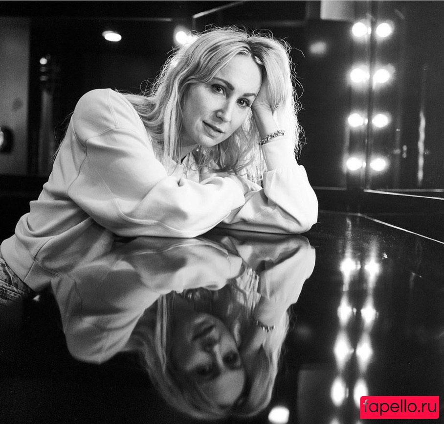 Nikki Glaser Onlyfans Photo Gallery 