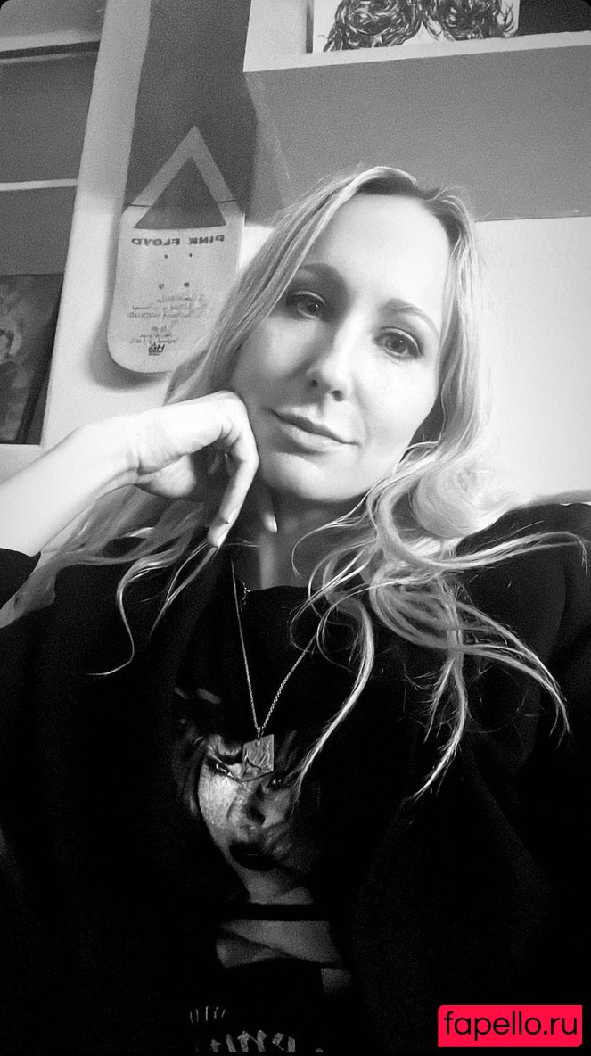 Nikki Glaser Onlyfans Photo Gallery 