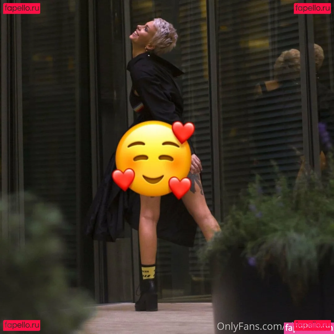 elenahug Onlyfans Photo Gallery 