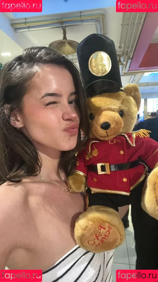 Lea Elui Onlyfans Photo Gallery 