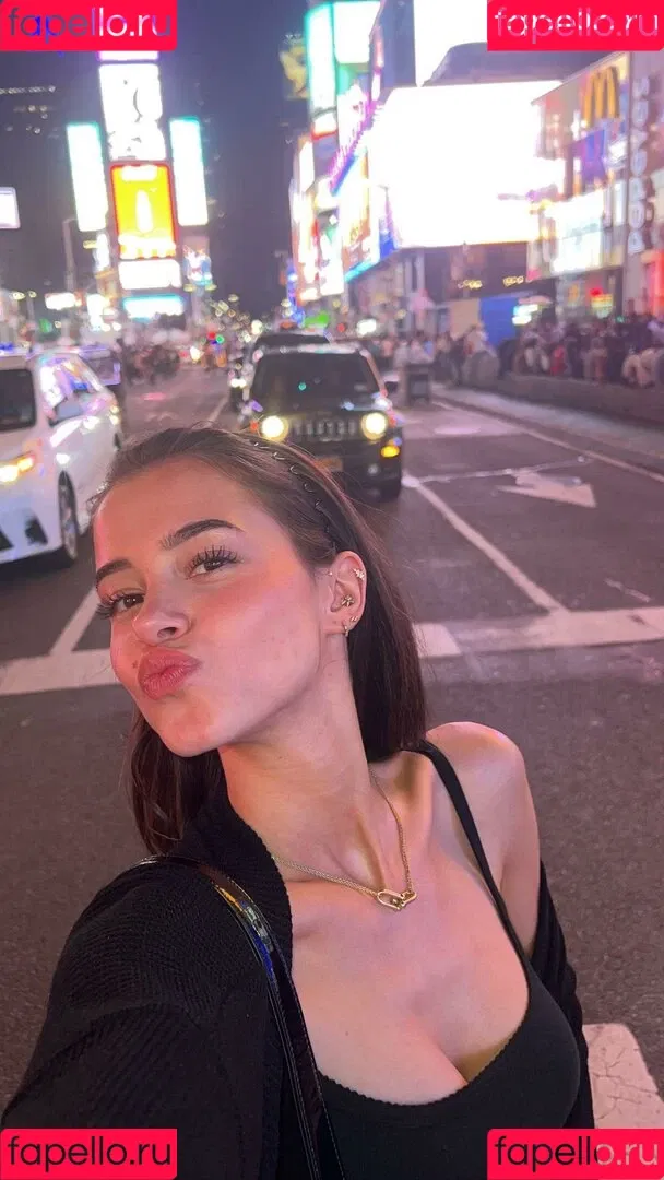 Lea Elui Onlyfans Photo Gallery 