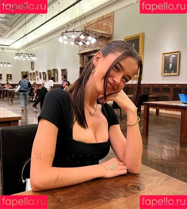 Lea Elui Onlyfans Photo Gallery 