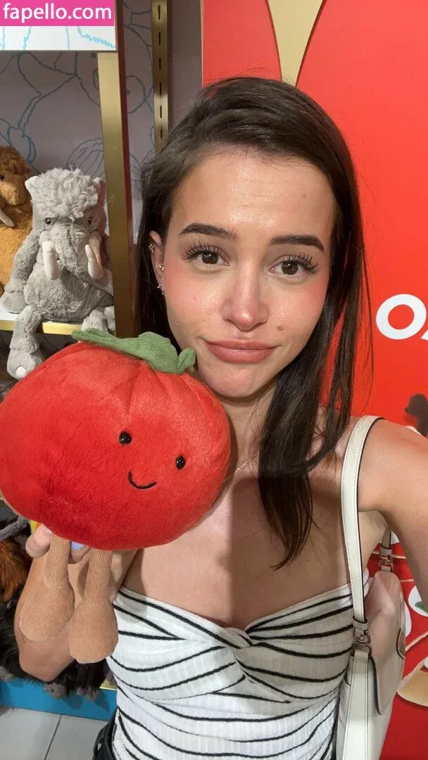 Lea Elui Onlyfans Photo Gallery 