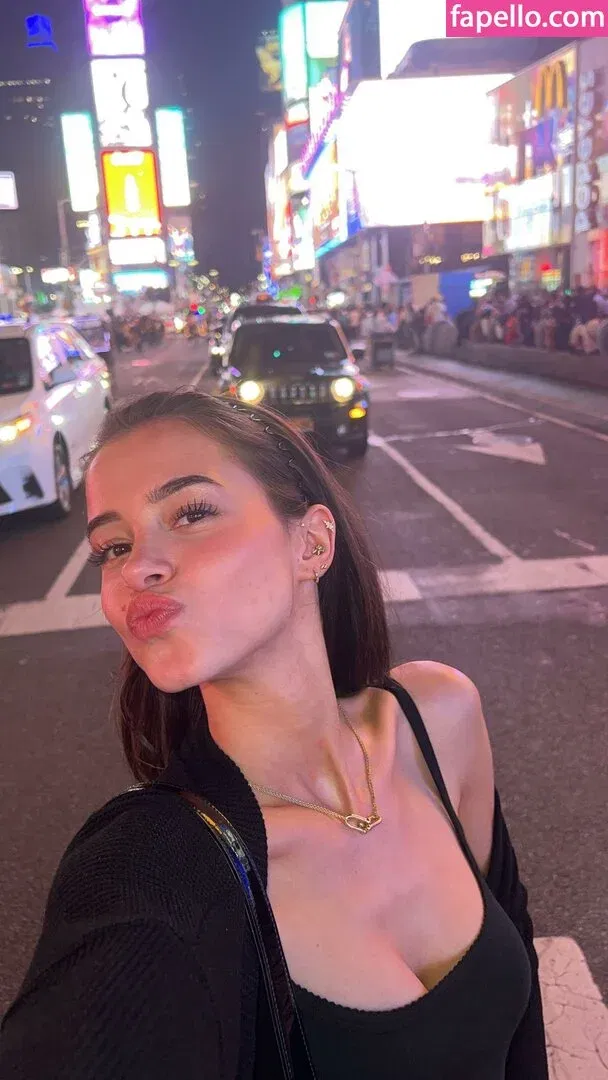 Lea Elui Onlyfans Photo Gallery 