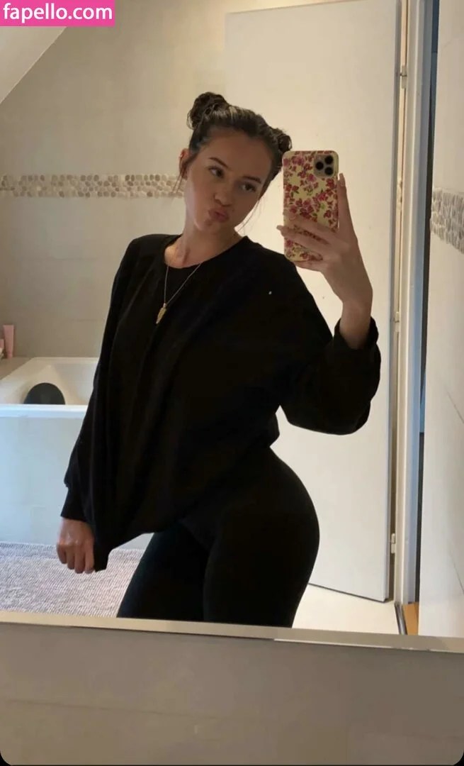 Lea Elui Onlyfans Photo Gallery 