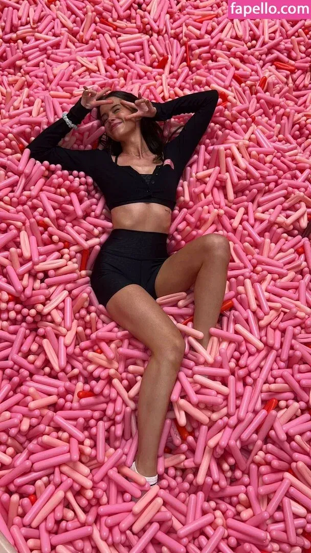 Lea Elui Onlyfans Photo Gallery 