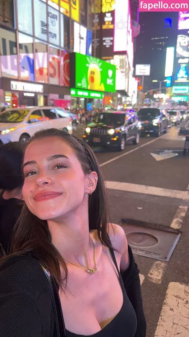 Lea Elui Onlyfans Photo Gallery 