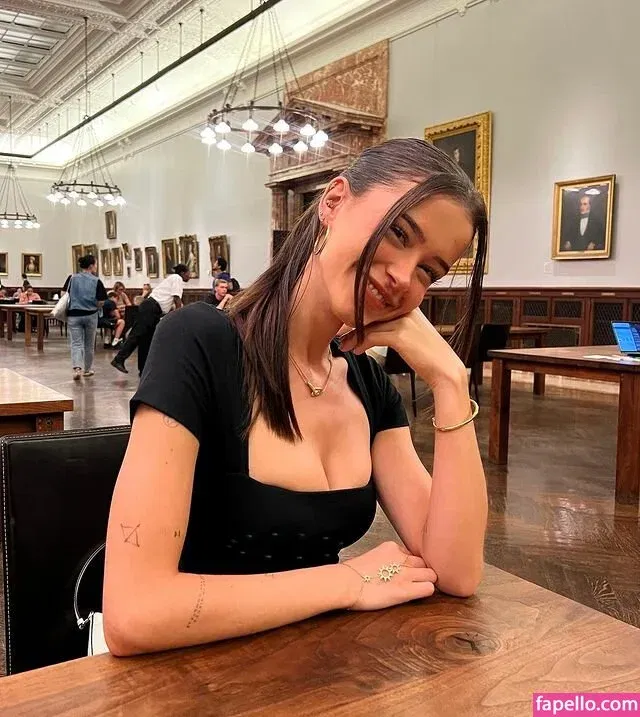 Lea Elui Onlyfans Photo Gallery 