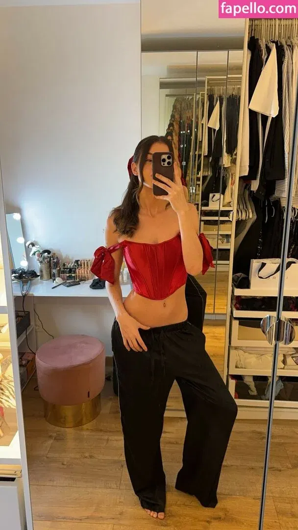 Lea Elui Onlyfans Photo Gallery 