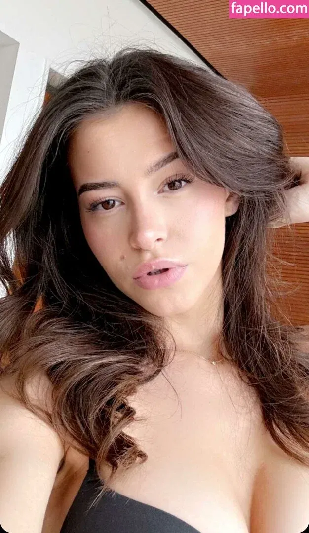 Lea Elui Onlyfans Photo Gallery 