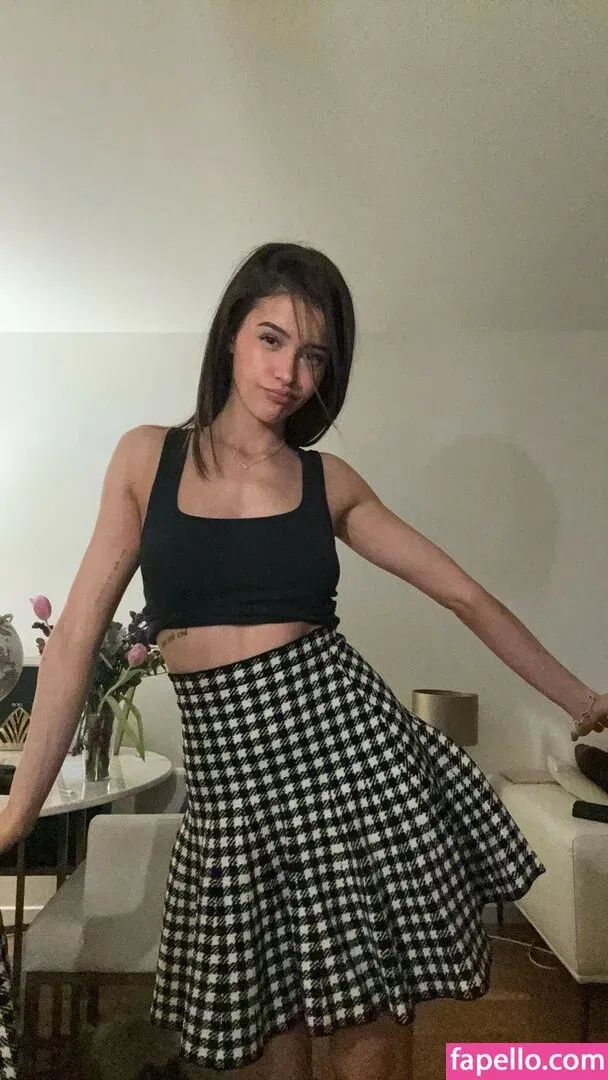 Lea Elui Onlyfans Photo Gallery 