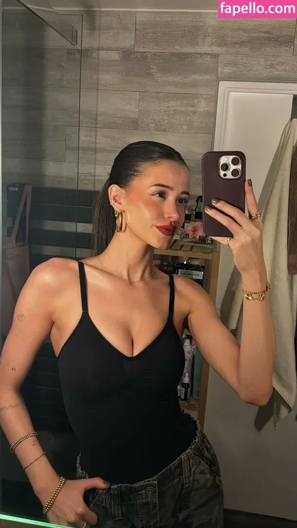 Lea Elui Onlyfans Photo Gallery 