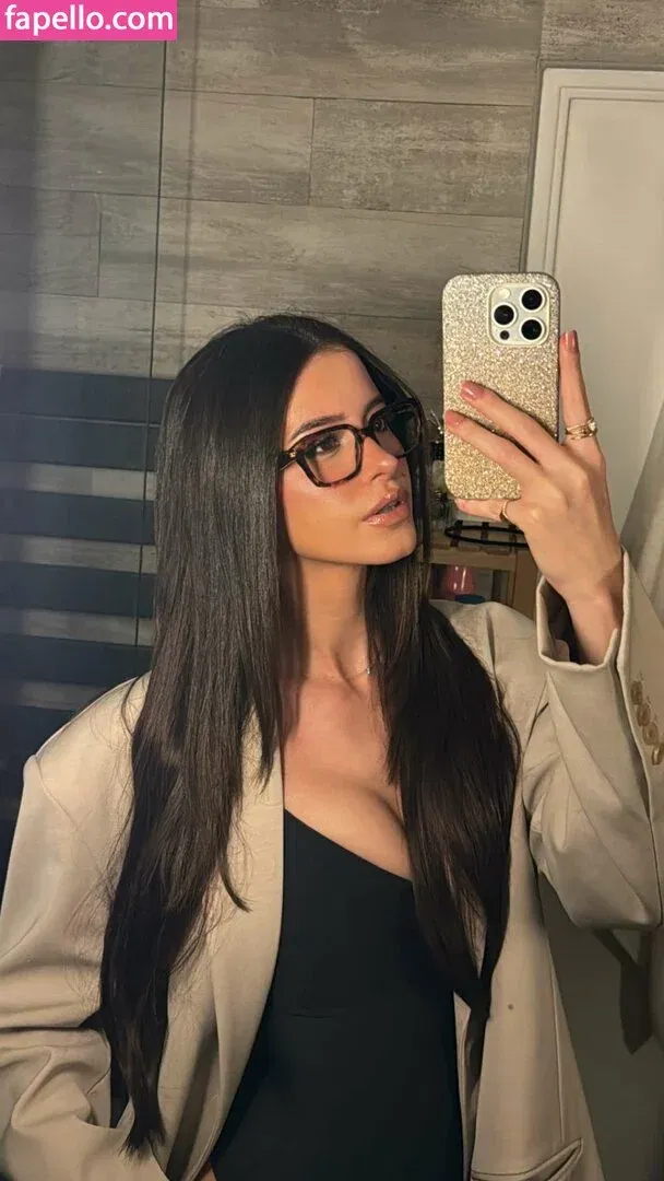 Lea Elui Onlyfans Photo Gallery 