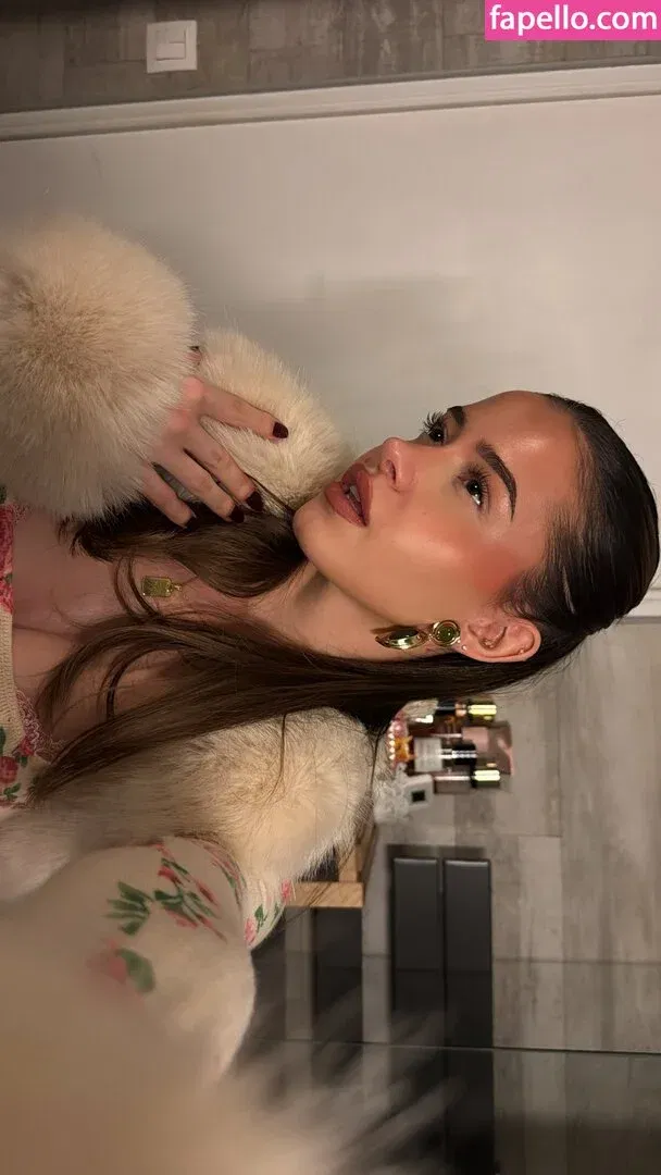 Lea Elui Onlyfans Photo Gallery 