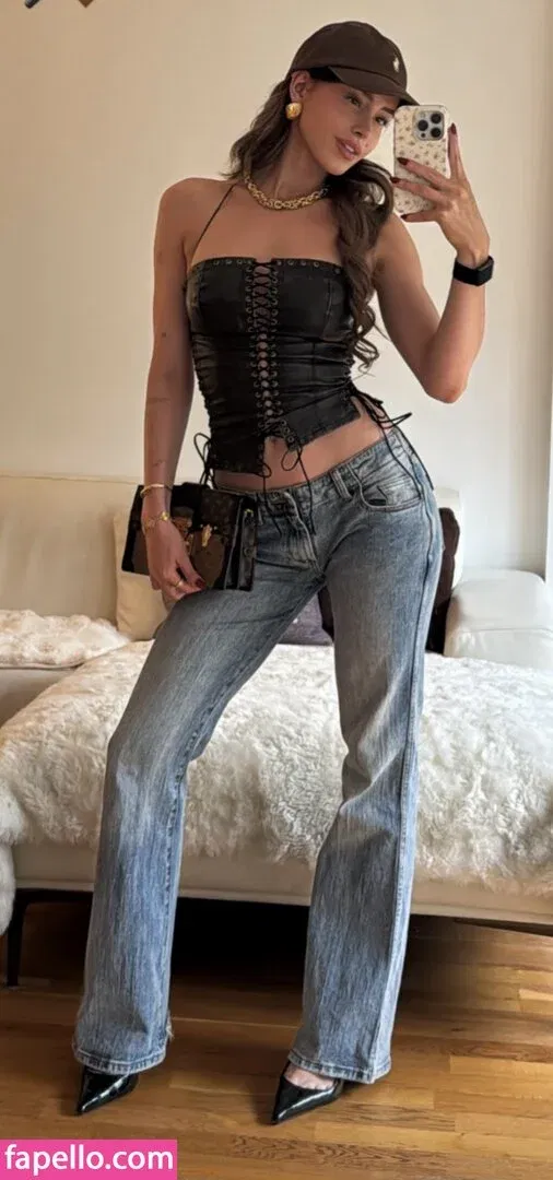 Lea Elui Onlyfans Photo Gallery 