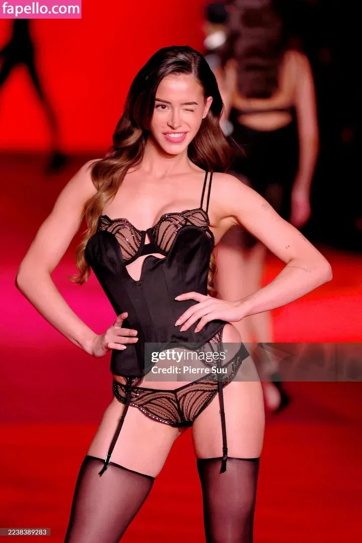 Lea Elui Onlyfans Photo Gallery 