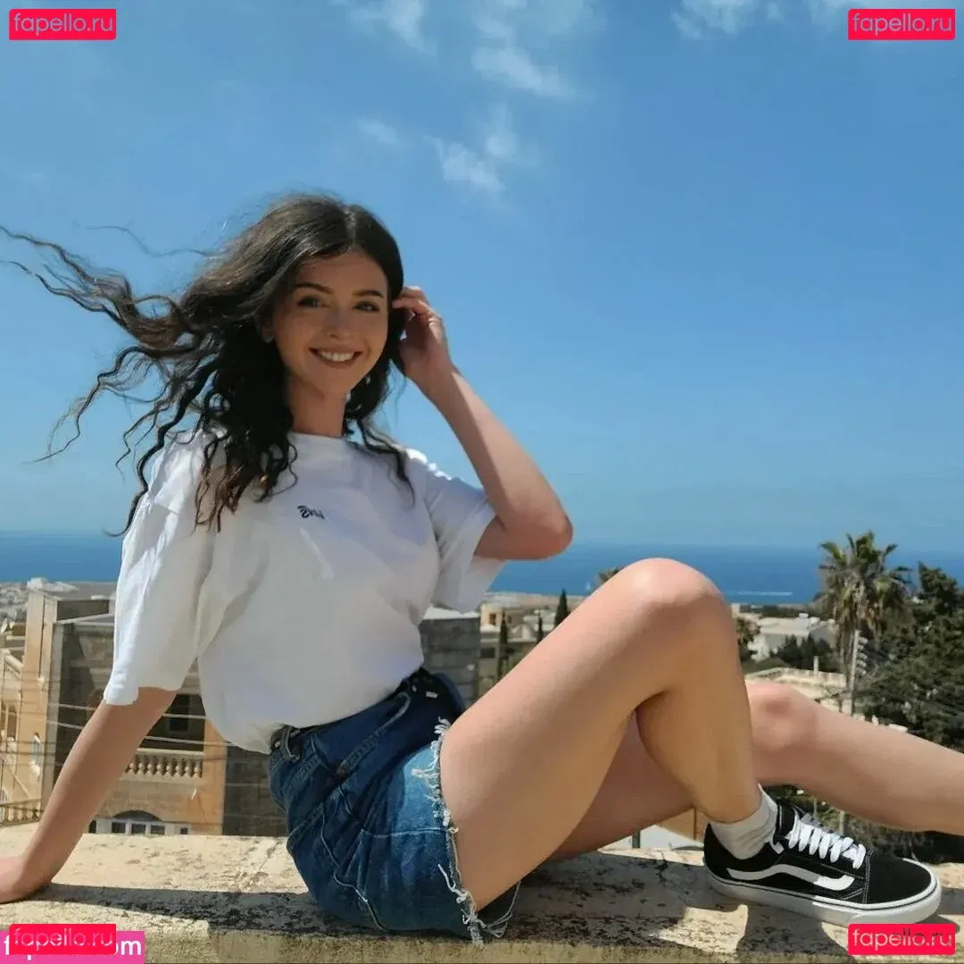 Cleo Lazuli Onlyfans Photo Gallery 