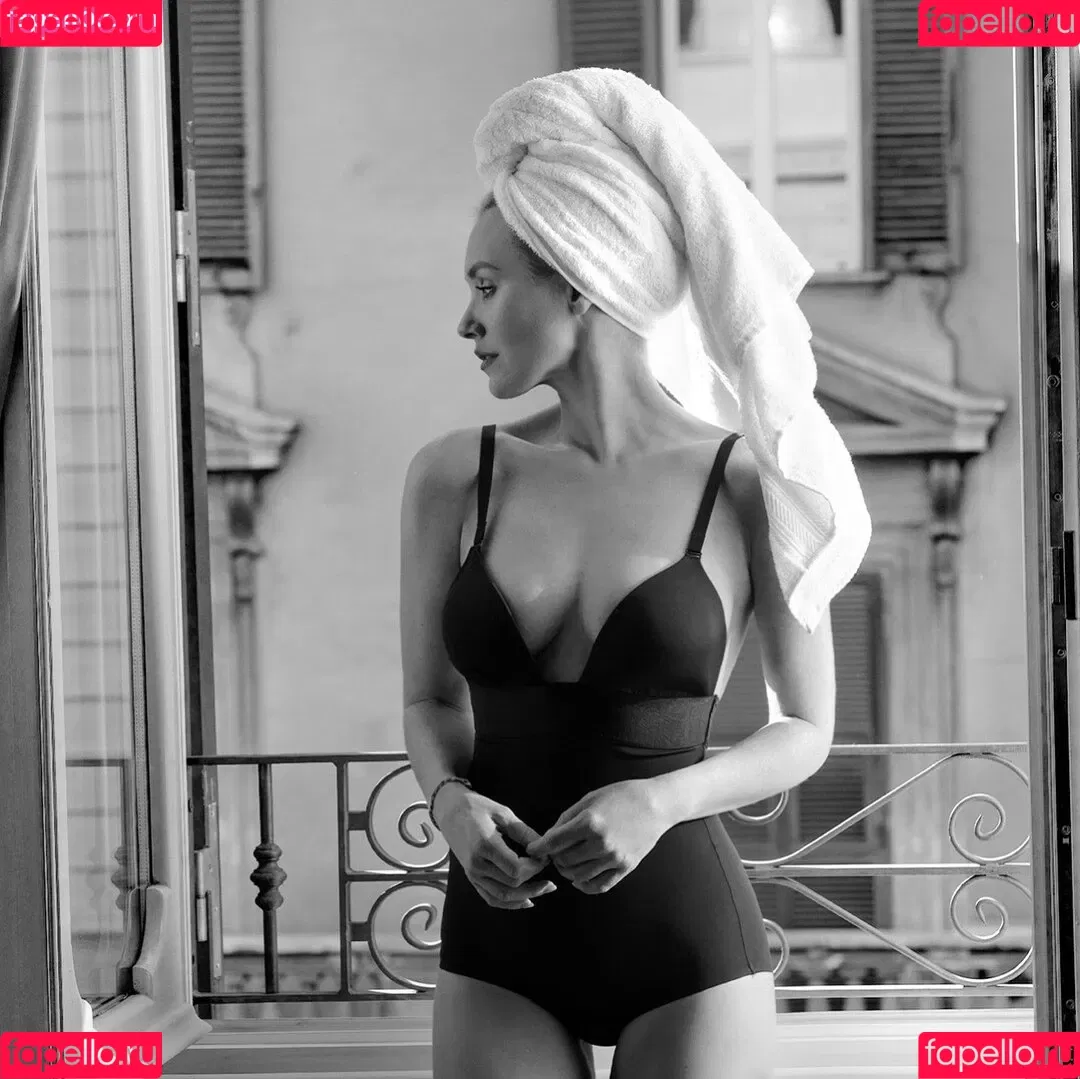 Nicky Whelan Onlyfans Photo Gallery 