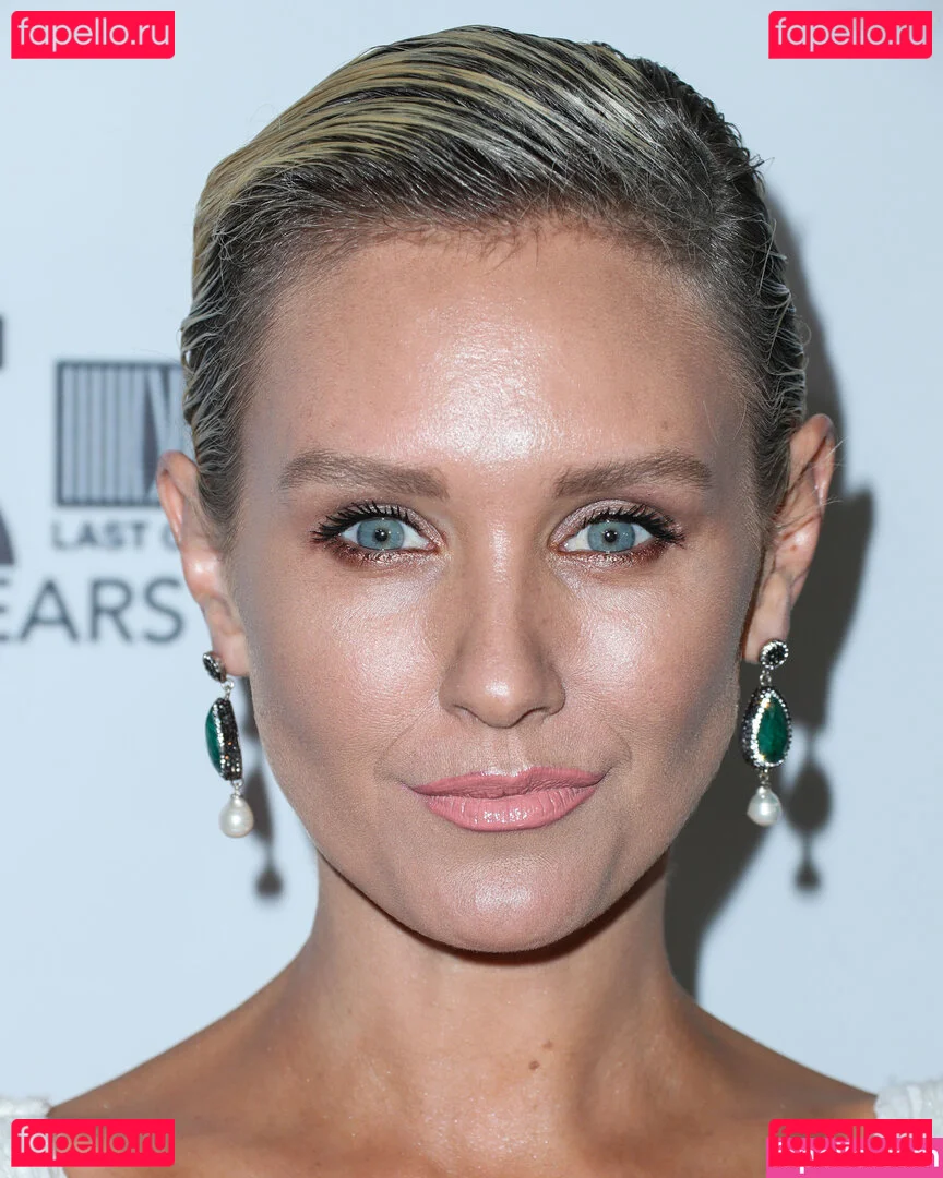 Nicky Whelan Onlyfans Photo Gallery 