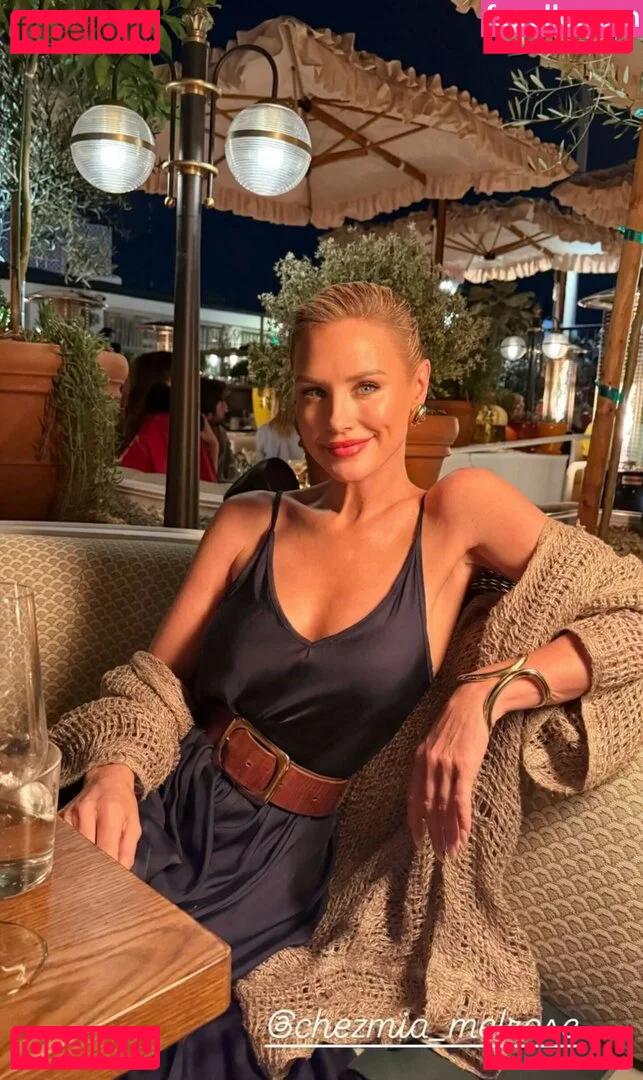 Nicky Whelan Onlyfans Photo Gallery 