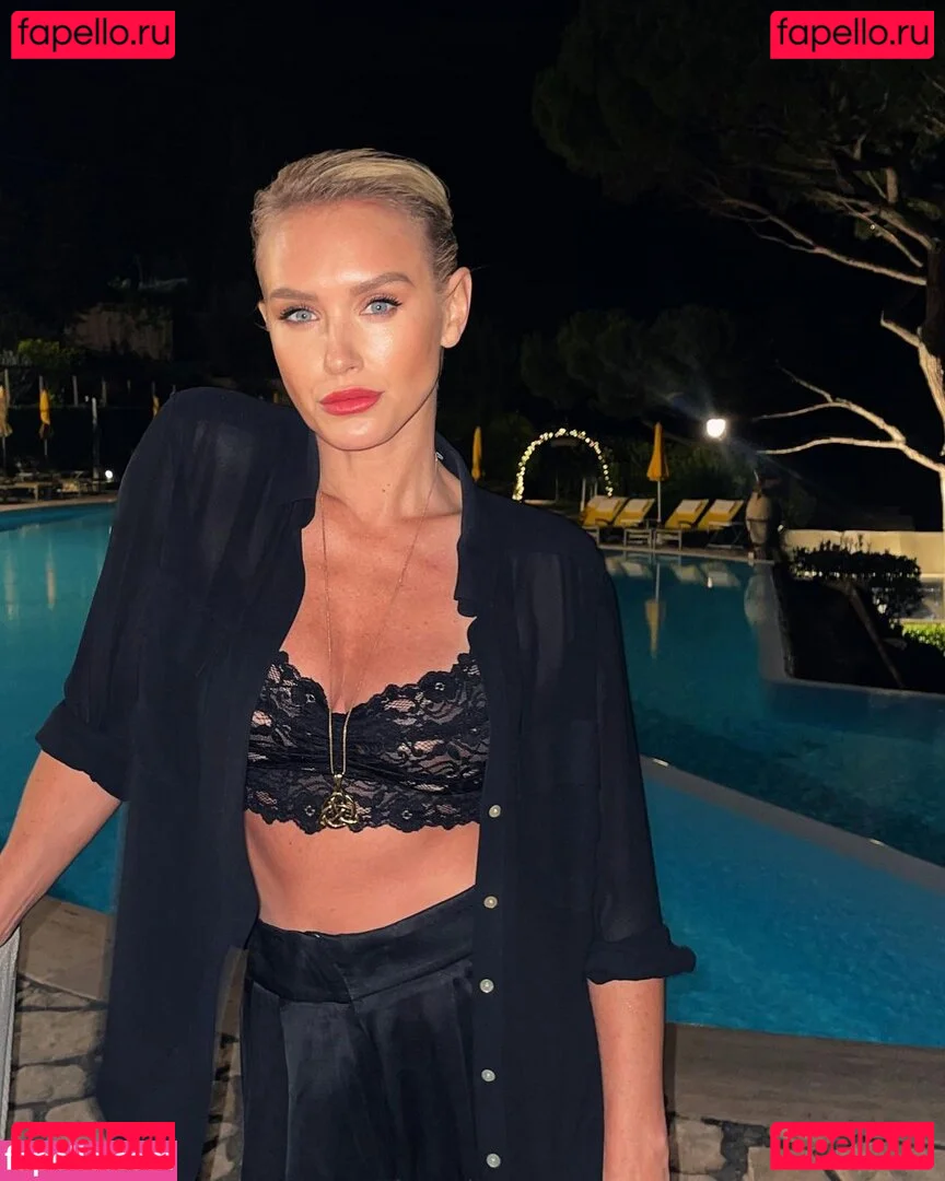 Nicky Whelan Onlyfans Photo Gallery 